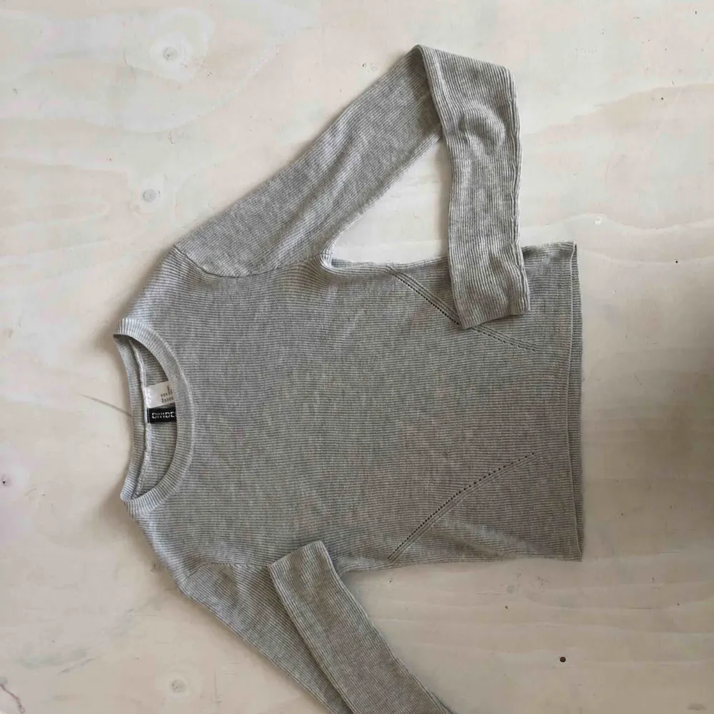 H&M stickad ljusgrå tröja tight men har stretch, slutar på höftbenet (så normallängd?) gratis frakt 60kr. Toppar.