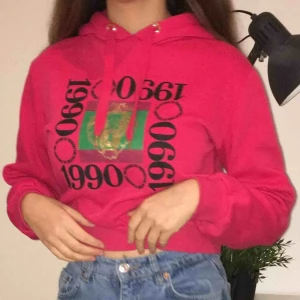  - En röd croppad hoodie köpt i barcelona på Hm 