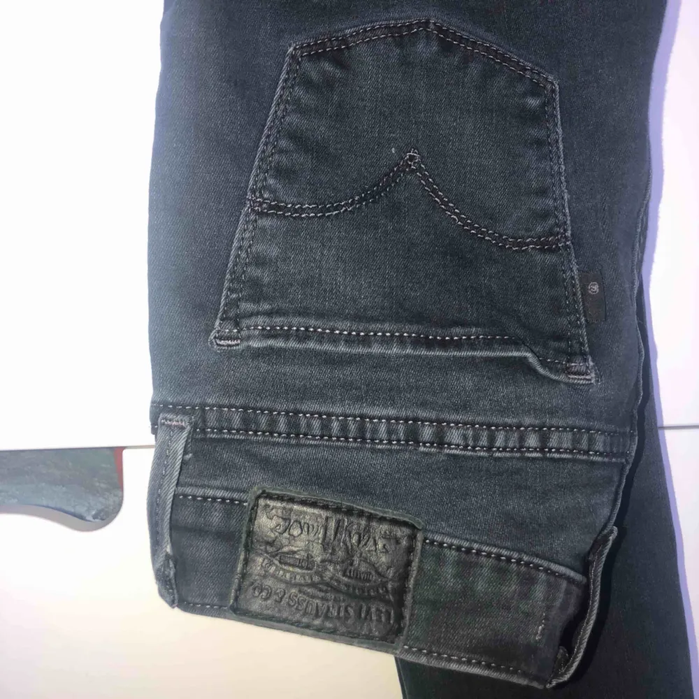 Svart-gråa levi’s jeans i modellen 710 super skinny. Använda ett fåtal gånger. Galet stretchiga och passar storlek small-medium jag är ungefär 36 vanligtvis och dom passar mig bra! Nypris 1100kr. Jeans & Byxor.