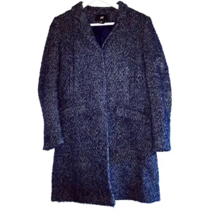  - Fin mörkblå kappa. Frakt tillkommer på 63 kr ❤