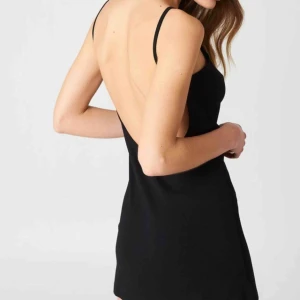  - Svart klänning från NA-KD. Öppen rygg, jätte fin och är i bra skick! Fraktar💫