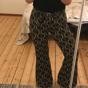  - Urballa byxor i strl S från Zara! Aldrig använda, bara provade. Lite långa på mig som är 163cm. Jätteskönt material!! Möts upp i Sthlm, annars står köparen för frakten.💛