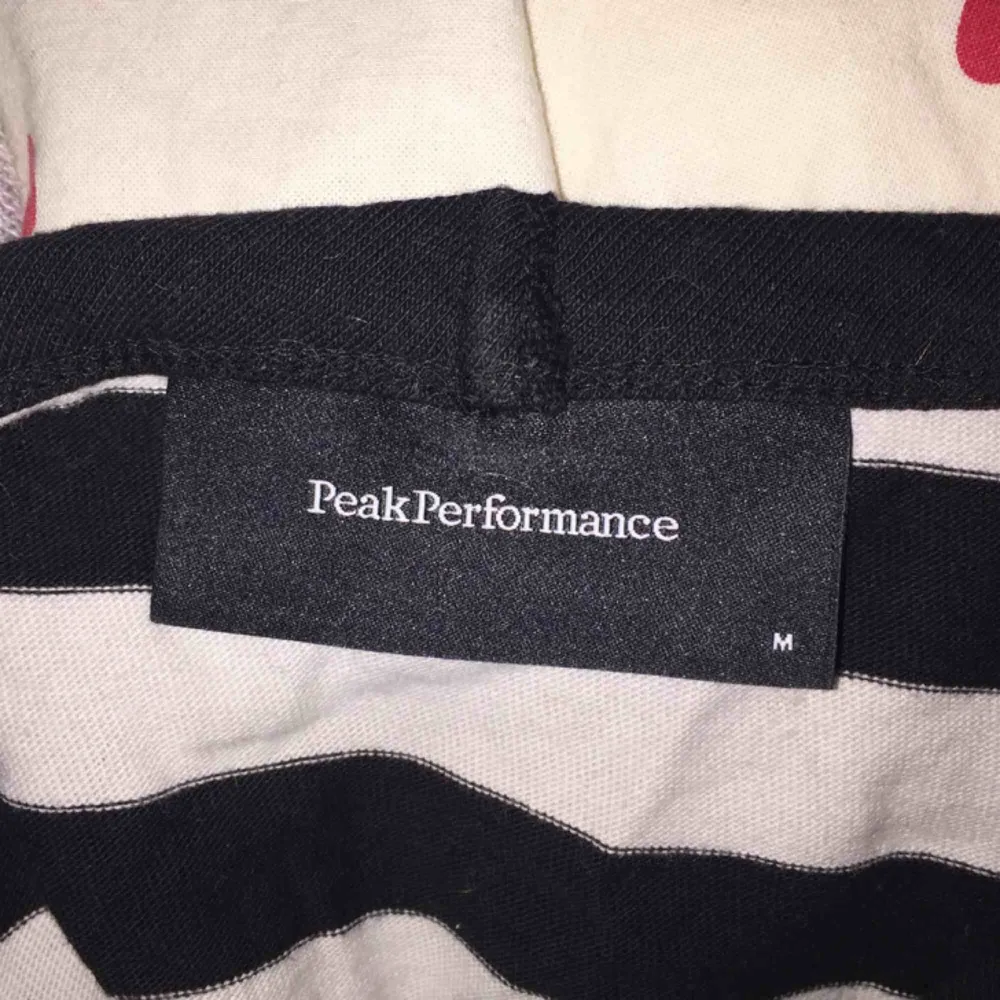 Jättefin randig tröja från Peak Performance! Frakt på 30kr tillkommer :) . Skjortor.