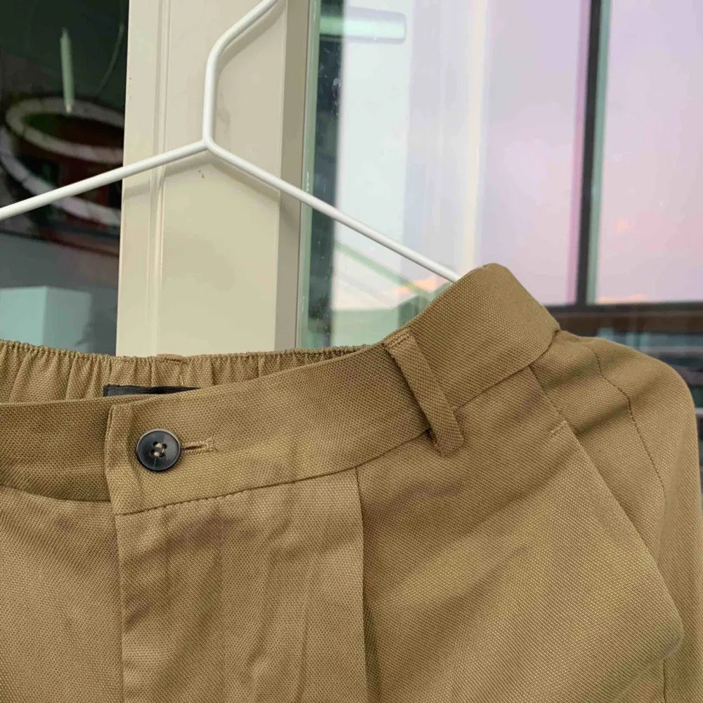 Jättefina och sköna militärgröna kostymbyxor från Zara i storlek S. . Jeans & Byxor.