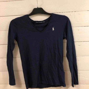  - V-ringad långärmad tröja från Ralph lauren, i strlk xs💙