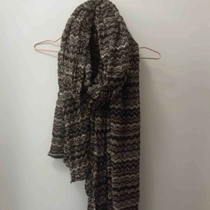  - Halsduk från Missonis kollektion för Lindex. Brun och guld.