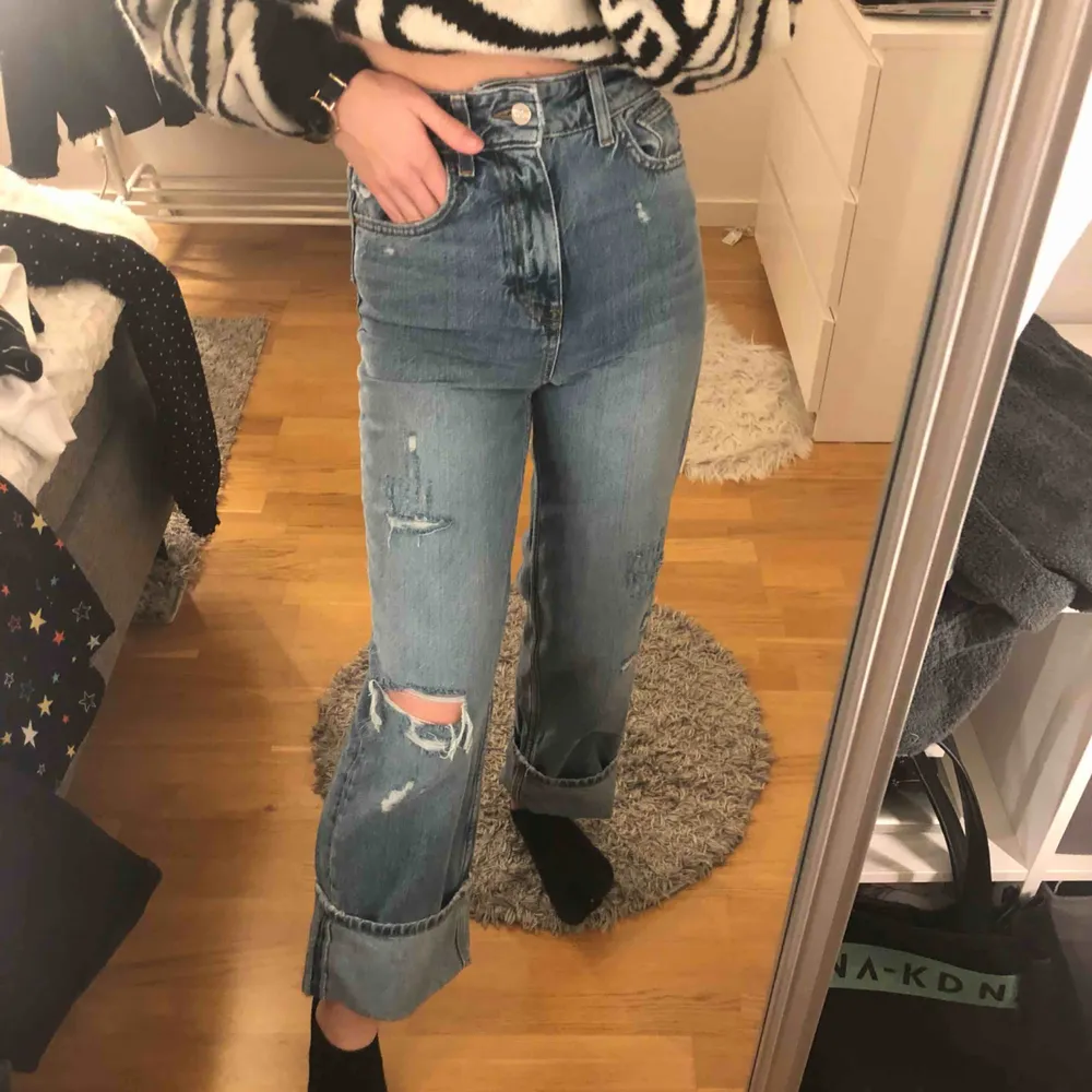 Helt nya asballa jeans från zara i en rak modell. Sitter skit snyggt över rumpa och lår och är extremt högmidjade. De var dyra i inköp men har tyvärr aldrig kommit till användning :(. Jeans & Byxor.