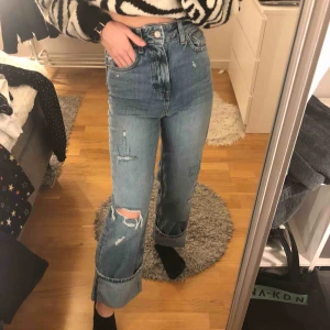  - Helt nya asballa jeans från zara i en rak modell. Sitter skit snyggt över rumpa och lår och är extremt högmidjade. De var dyra i inköp men har tyvärr aldrig kommit till användning :(