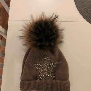 Mössa  - Säljer denna mössa för 150 kr supersöt💓💓 frakt: 44kr