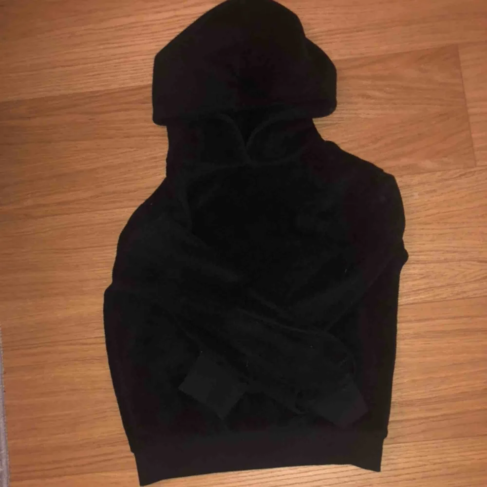 Jättefin mysig hoodie från Cubus!😊 jättefint skick då jag använt den någon enstaka gång😊 säljs pga för liten . Hoodies.