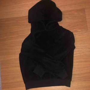 Jättefin mysig hoodie från Cubus!😊 jättefint skick då jag använt den någon enstaka gång😊 säljs pga för liten 