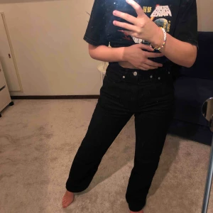  - Världens bästa jeans - Row från weekday. Säljer pga att råkade köpa en strl för stor i midjan :( därav skulle jag gärna kunna byta ett par likadana med någon i midja 25 och längd 30. Annars står köparen för frakt.