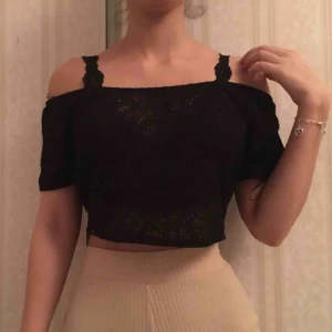 - jag använder XS men den passade mig. Svart Spets off shoulder crop top. Pris kan diskuteras