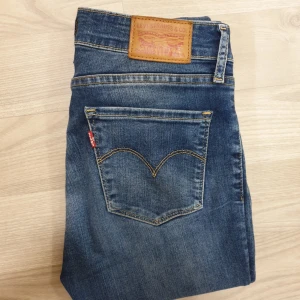  - Levis Jeans i storlek 27