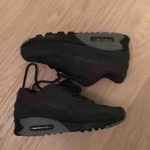 Nike Air Max 90 - Råcleana Air Max 90! Knappt använda allsJag säljer pga att de var för små redan när jag köpte dem.