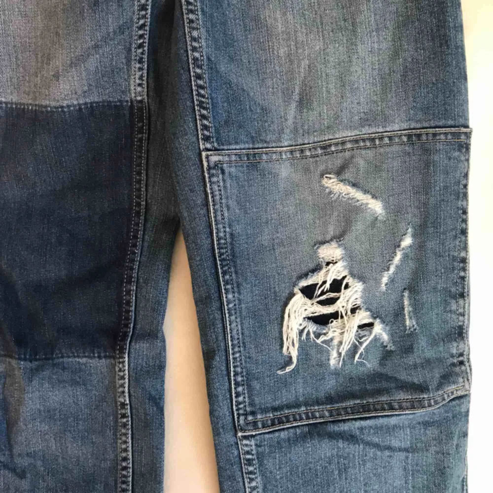 Feta byxor från lindex, snygga detaljer på knäna och slitningar längst ner vid byxan. Eventuell frakt tillkommer.. Jeans & Byxor.