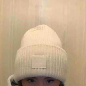  - Köpt 25 Augusti på Acne studios vid Norrmalmstorg  Färgen Coconut White Använd fåtal gånger Prutat och klart  Fraktar inte   Extremt lite ”fläckar” på insidan pga smink men det är verkligen inget som syns när mössen är på och knappt Annars heller. 