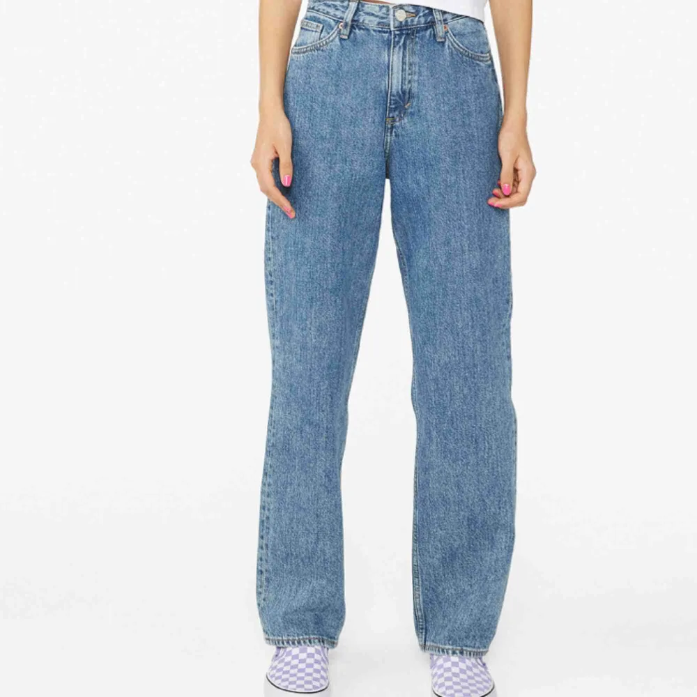 Jeans från Monki i storlek 27 vilket ungefär motsvarar Small. Dem är i bra skick. Möts upp i Stockholm annars står köparen för frakt  . Jeans & Byxor.