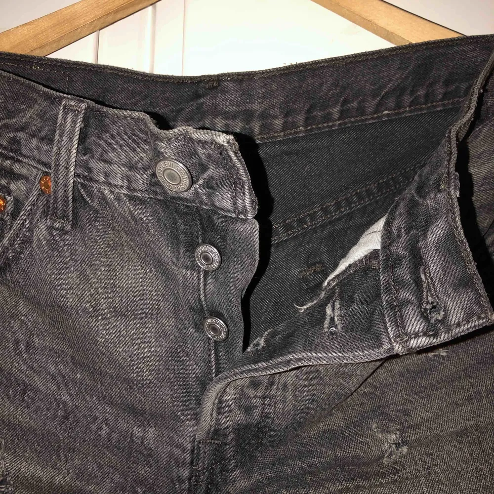 snygga levi’s jeans 🖤 midwaist. Jeans & Byxor.