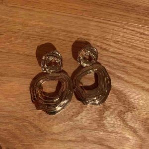  - Oanvända fina örhängen som passar alla. Kan skickas 