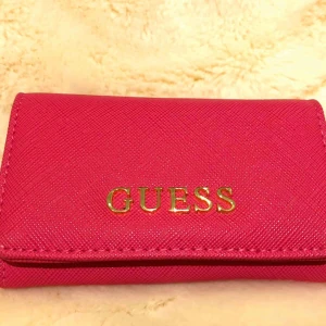  - Guess plånbok, ny.   Köparen står för frakten. 