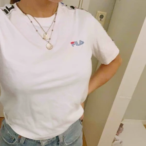  - Vit Fila T-shirt i storlek XS köpt från Junkyard, i väldigt bra skick endast använd ett fåtal gånger