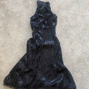  - Vacker partyklänning 🦋 använt 1 X. Snygg brottar rygg. 