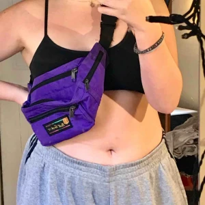Lila midje väska - Fett cool midjeväska. Frakt tillkommer på ca 44kr❤️