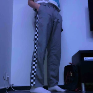  - Ett par arbetarbyxor från stadsmissionen med rutor på sidan som jag själv satt dit. Använda få gånger och bra skick.  Möts i sthlm annars står köparen för frakten :)