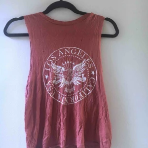  - Jätte söt:) stora hål i armarna