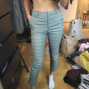  - mönstrade kostymbyxor storlek S. 100 kr inklusive frakt! 💞
