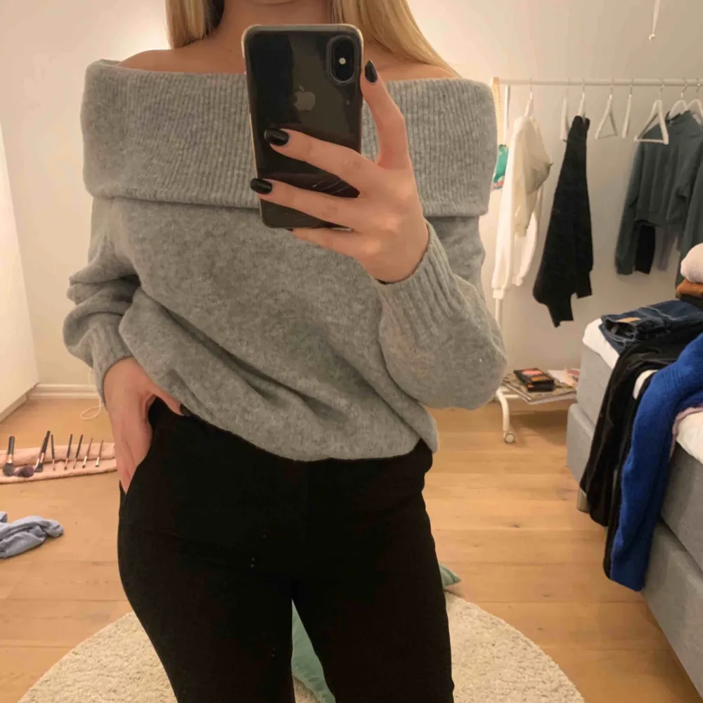 Superskön off-shoulder tröja från H&M. Knappt använd, köparen står för frakt!🥰. Hoodies.