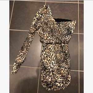  - Jätte fin kort festklänning med Leo print! Knappt använd! 