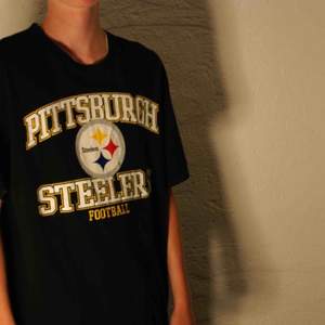 En fin t-shirt från Pittsburgh Steelers i bra kvalité 