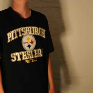 En fin t-shirt från Pittsburgh Steelers i bra kvalité 