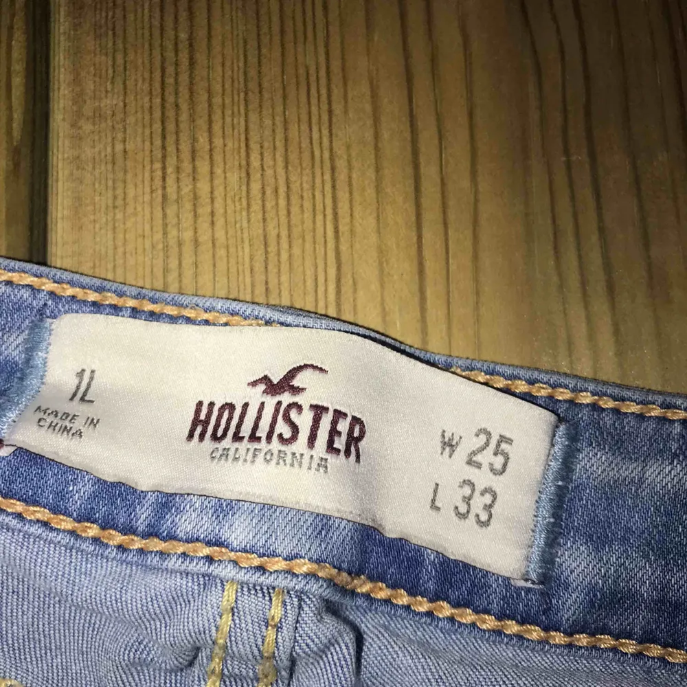 Ett par blå jeans utan hål ifrån Hollister. säljer pga av dem inte passar mig. Är i väldigt gott skick. Jeans & Byxor.