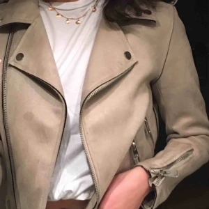  - Jacka i gråbeige fake mocka från Zara strl M i nyskick, köpare står för frakt! 