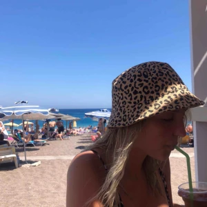  - En jätte fin leopard hatt som är använd 2 gånger! 🌷