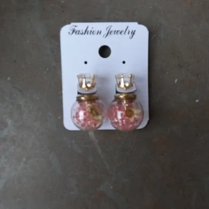  - Örhängen med glasbollar bak med pärlor och en torkad blomma i 