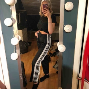  - Adidas byxor som är väldigt sköna och snygga! Ordinarie pris (700kr). Det finns så man kan knyta i midjan och man kan öppna på sidan av benen. Väldigt bra skick då dem inte är så använda. priset kan diskuteras.