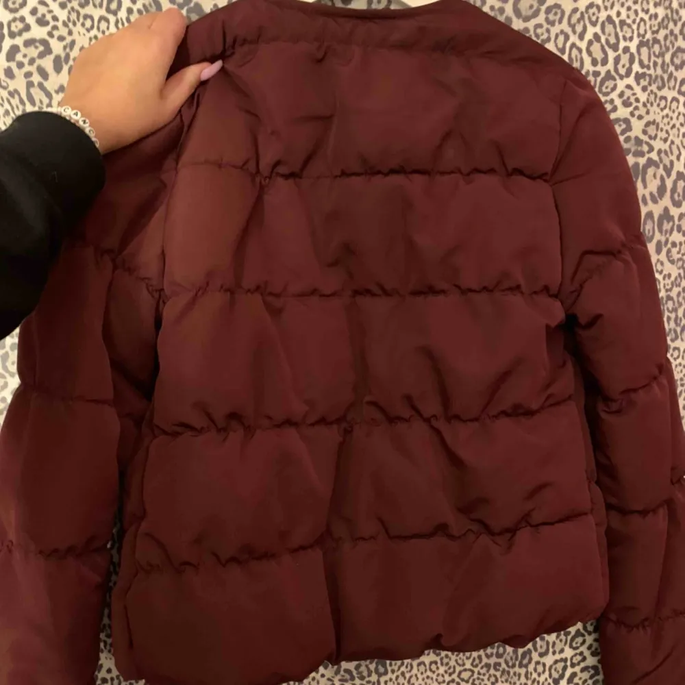 Snygg vinröd jacka som aldrig är använd så ser ny ut, skitsnygg med en hoodie!. Jackor.