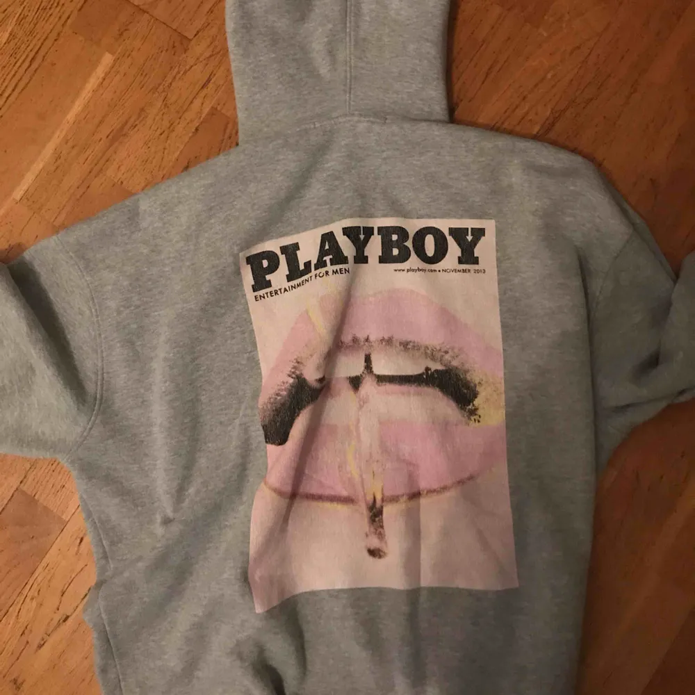 Playboy hoodie, köpt här på plick men var lite stor för mig då jag är väldigt liten. Frakt tillkommer ✨. Hoodies.