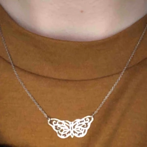  - Superfint halsband i sterling silver (se stämpel 925 på bild 2). Fick i present för länge sen men har inte använts på något år.    Silverfjärilen är ca 1,5 cm i bredd.