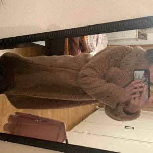  - Lång Teddy kappa jag köpte förra året för ungefär 800 kronor på hm. Aldrig använt, då jag inte kände den passade min stil. Pris kan diskuteras.