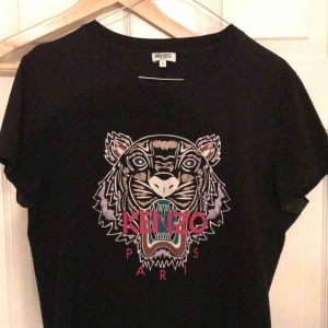  - Storleken står som L men är i Italiens storlek vilket gör den till en M. Köpt på Jackie för 2 månader sen. Helt oanvänd, ångrar pga Inte min stil. Köpet för 1200kr men säljer nu för 500kr. Vid snabb affär kan priset diskuteras. Hör av dig!  