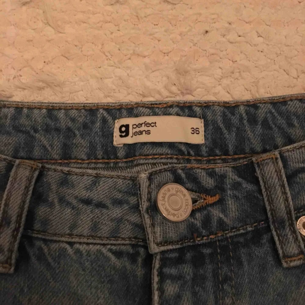 Så gott som nya högmidjade jeans från Gina Tricot i mom-jeans liknande modell, endast testade! Passar mig som är 163 i längden perfekt. Fraktar eller möts upp på Södermalm. . Jeans & Byxor.