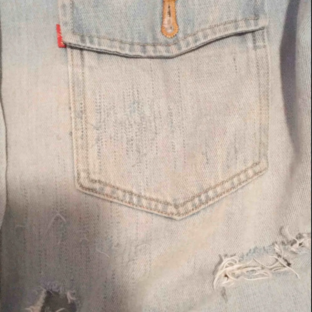 Levis jeans jacka med handmålad Simsons gubbe, så fin höst jacka men måste tyvär säljas då jag ej använder den bra skick ALDRIG använd. Jackor.