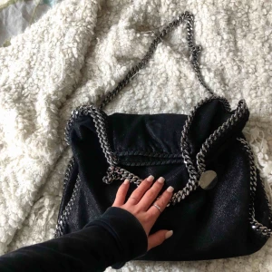  - Säljer nu en Stella McCartney Falabella Fold Over Small Tote bag✨Köpt på NK för runt 8000kr. Självklart äkta, har bild på kontoutdrag och dustbag kommer såklart med! Superfint skick och går att bäras på 2 sätt. 