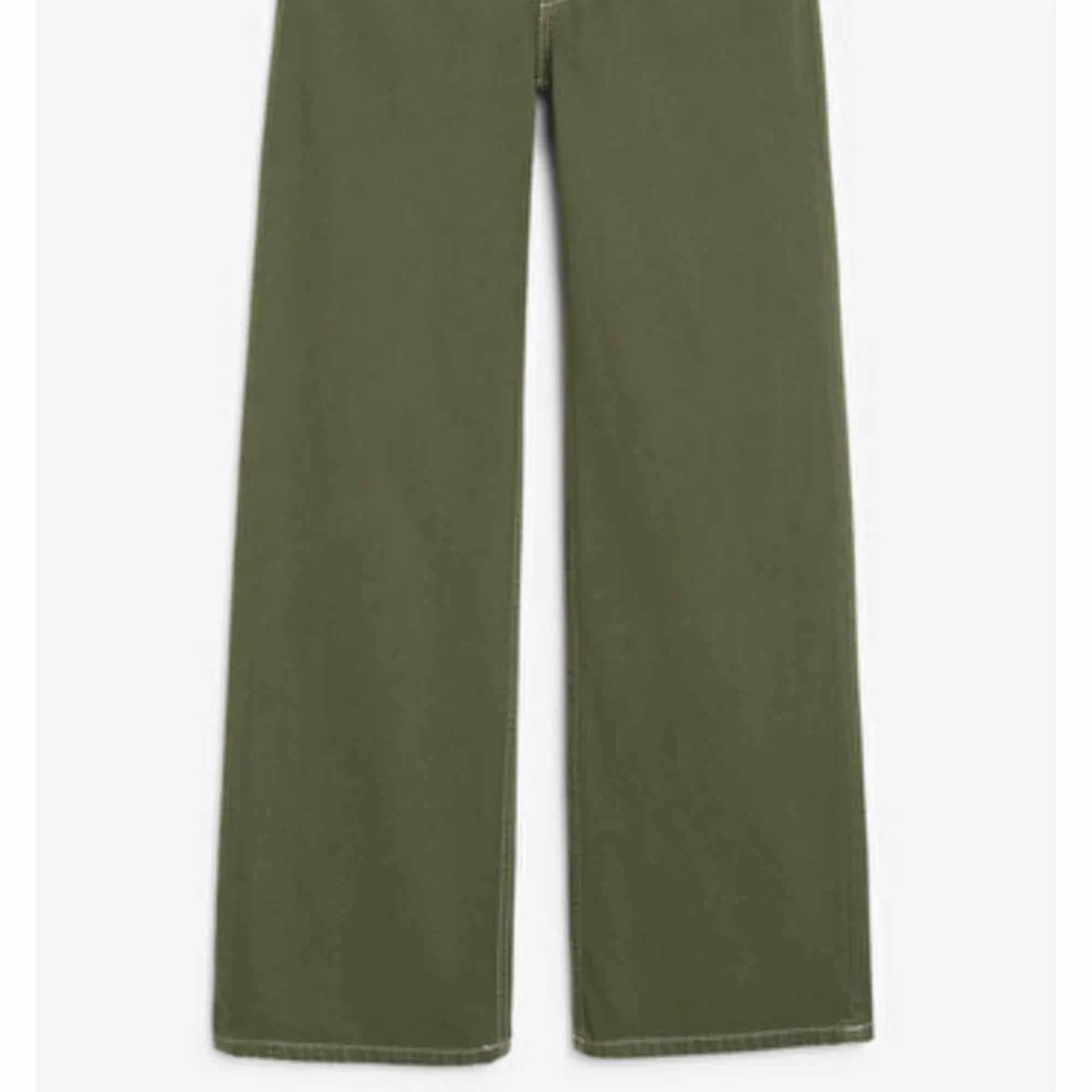 Väldigt fina Militärgröna Yoko jeans från monki. Dom har krympt en aning i tvätten och dom är använda några gånger, men dom är i väldigt bra skick ändå. Köpta för 400kr på monki.. Jeans & Byxor.