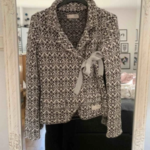  - Stilren oddmolly kofta som inte har blivit använd på länge.. knyte under/på bröstet ⭐️ säljer för 400+63kr spårbar frakt 💫